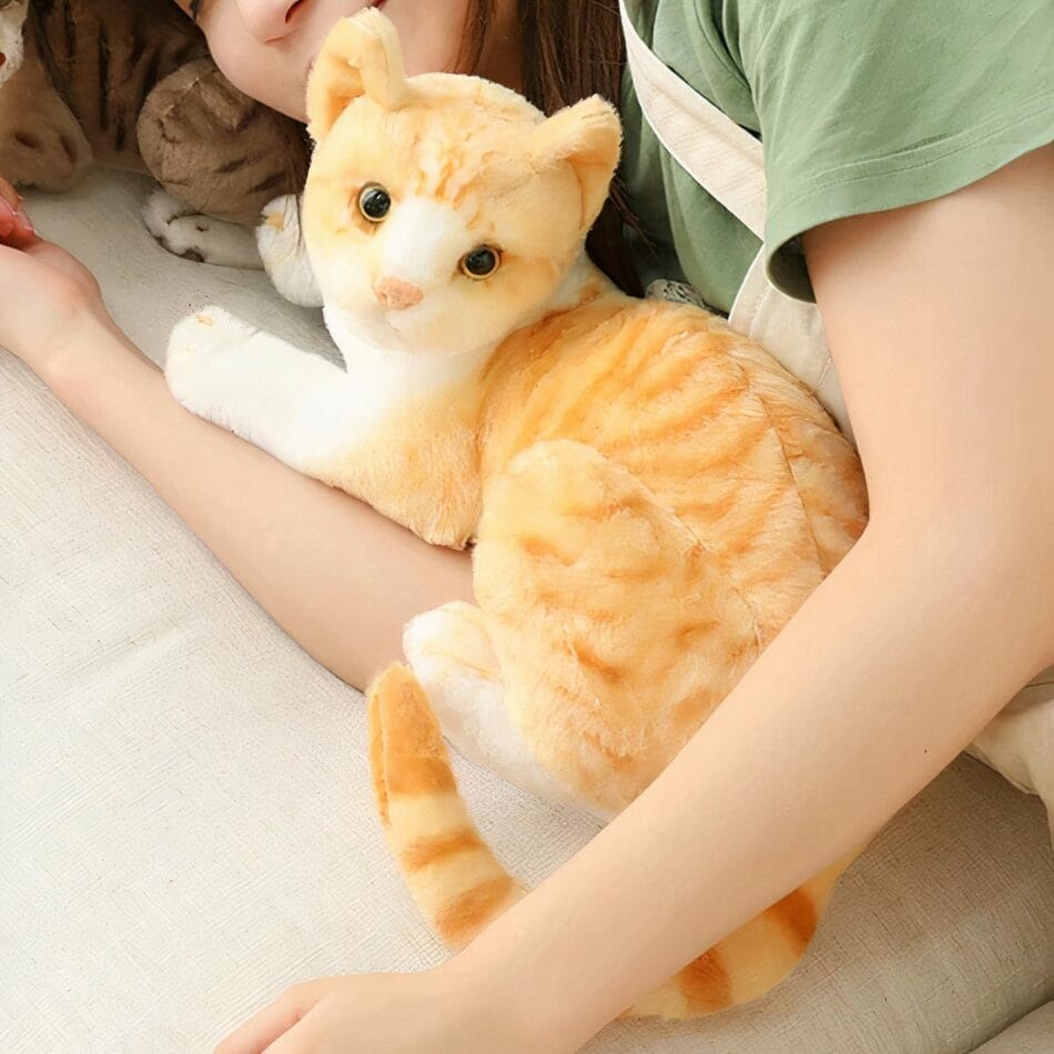 Oranje Gestreepte Knuffelkat Liggend Zacht En Knuffelbaar De Knuffel