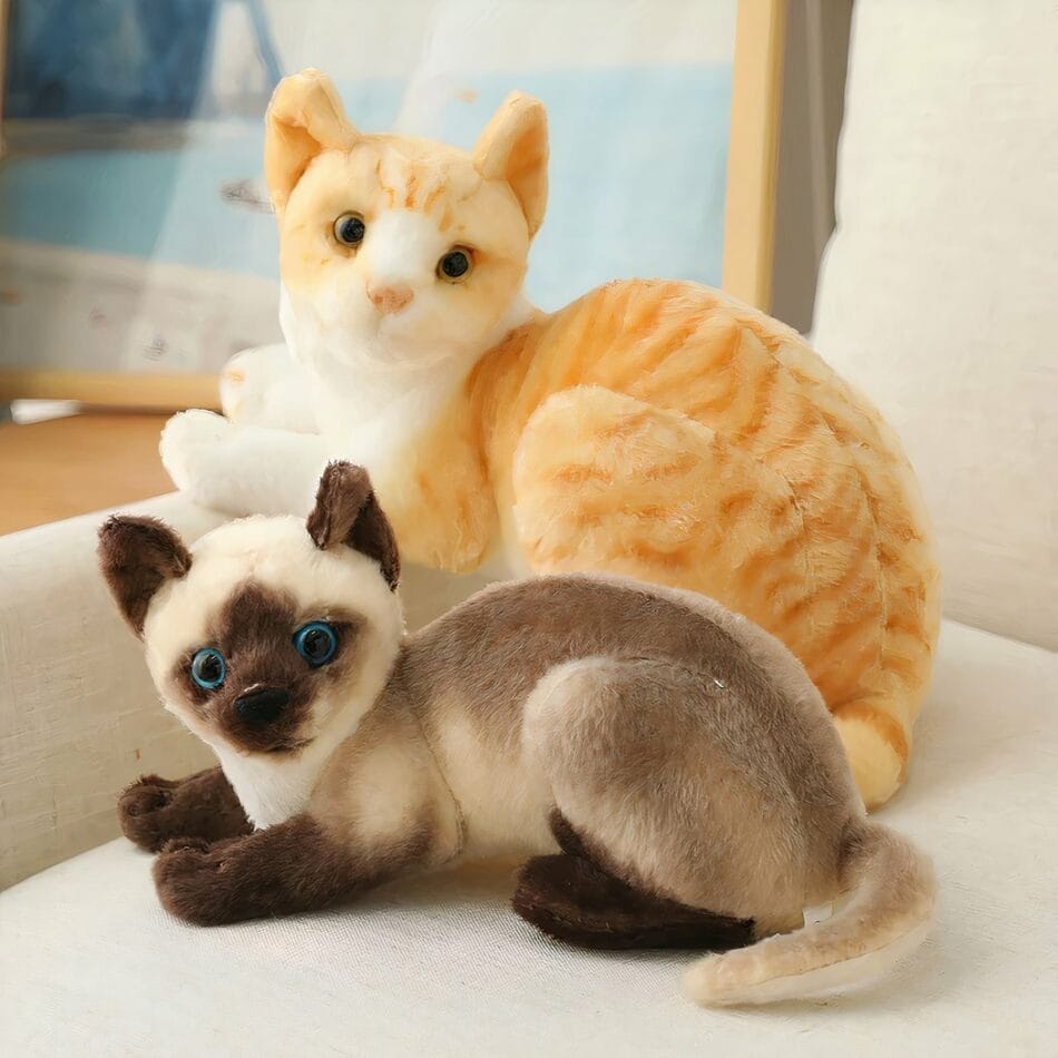 Oranje Gestreepte Knuffelkat Liggend Zacht En Knuffelbaar De Knuffel