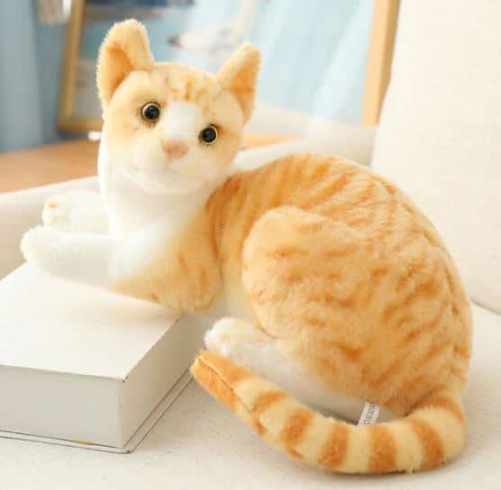 Oranje Gestreepte Knuffelkat Liggend Zacht En Knuffelbaar De Knuffel