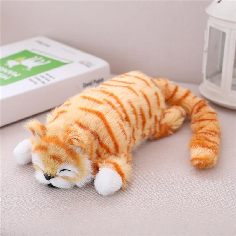 Oranje Gestreepte Slapende Knuffel Kat Met Groene Ogen 30 Cm Hoog De Knuffel