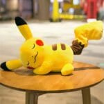 Pack Knuffels Pikachu Set van Twee met Kleurrijke Outfitjes Pluche De Knuffel