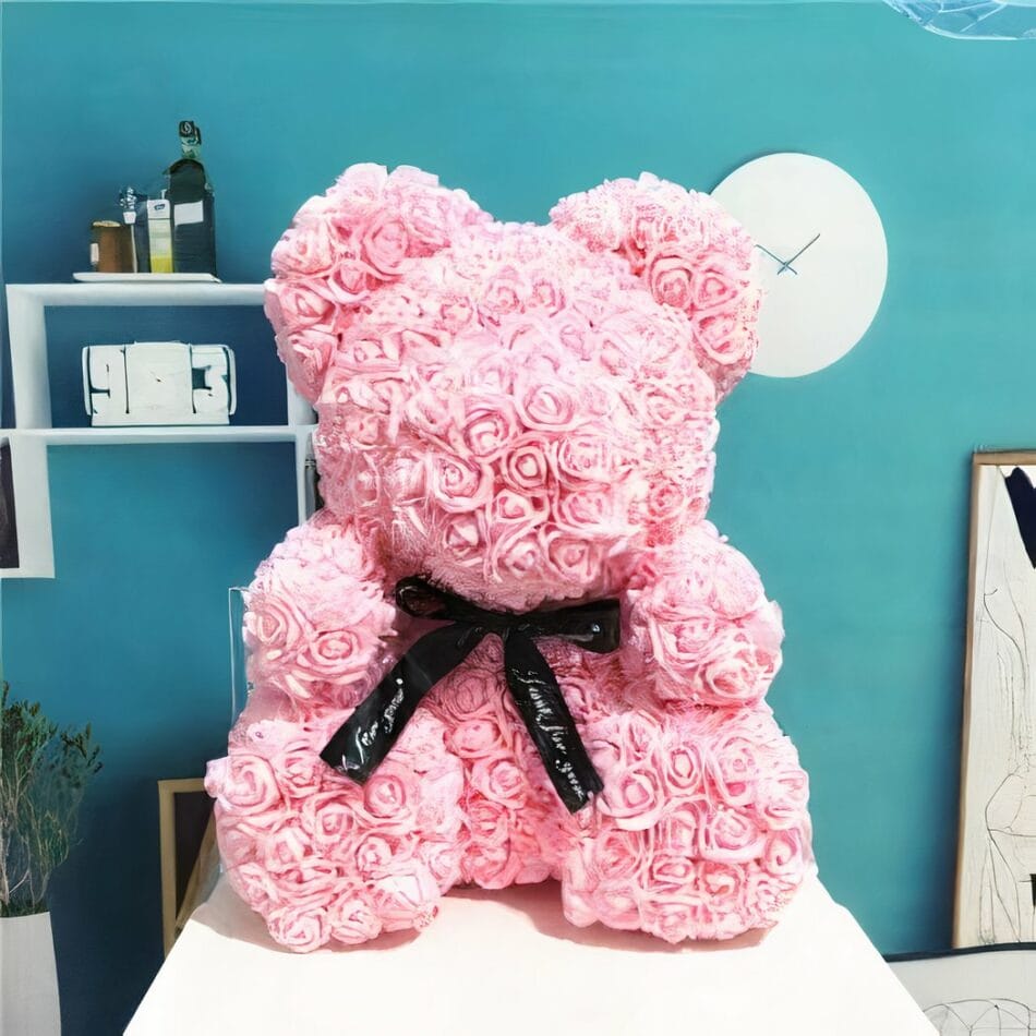 Roze Knuffelbeer met Bloemenpatroon en Halsknoop De Knuffel