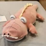 Roze Pluizige Dinosaurus Knuffel met Glimlach De Knuffel