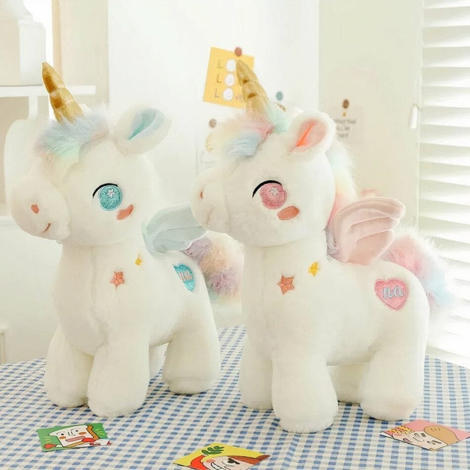 Schattige Eenhoornknuffel Met Gouden Hoorn En Regenboogvleugels De Knuffel