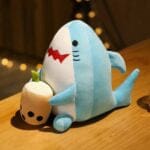 Schattige Knuffel Haai met Bubble Tea Accessoire De Knuffel