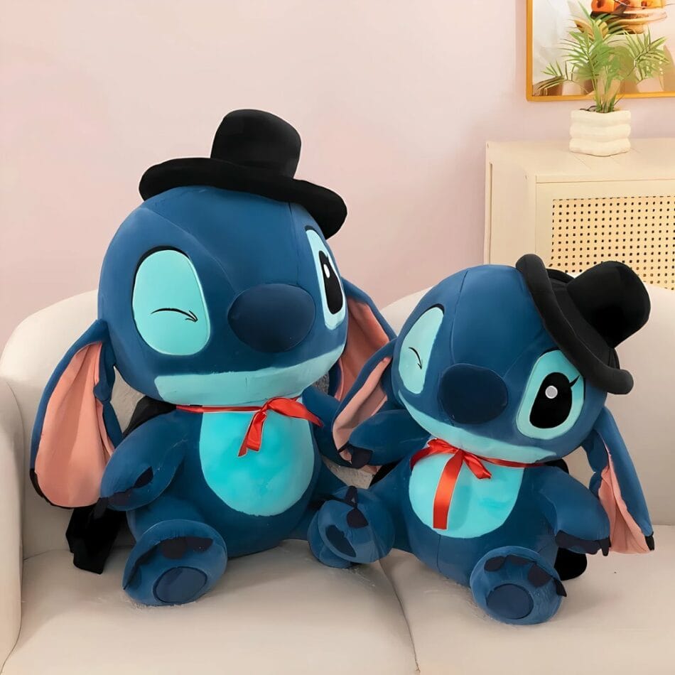 Stitch Knuffel met Zwarte Cape en Chapeau Melon met Rode Stropdas De Knuffel