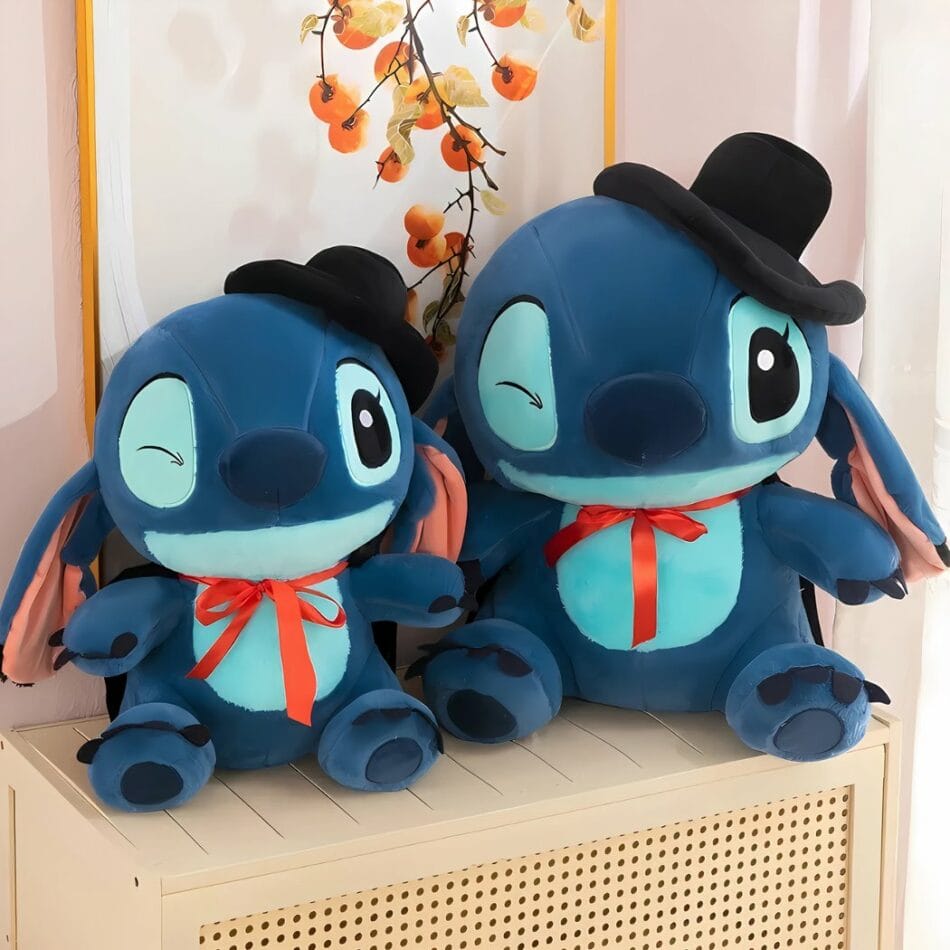 Stitch Knuffel met Zwarte Cape en Chapeau Melon met Rode Stropdas De Knuffel