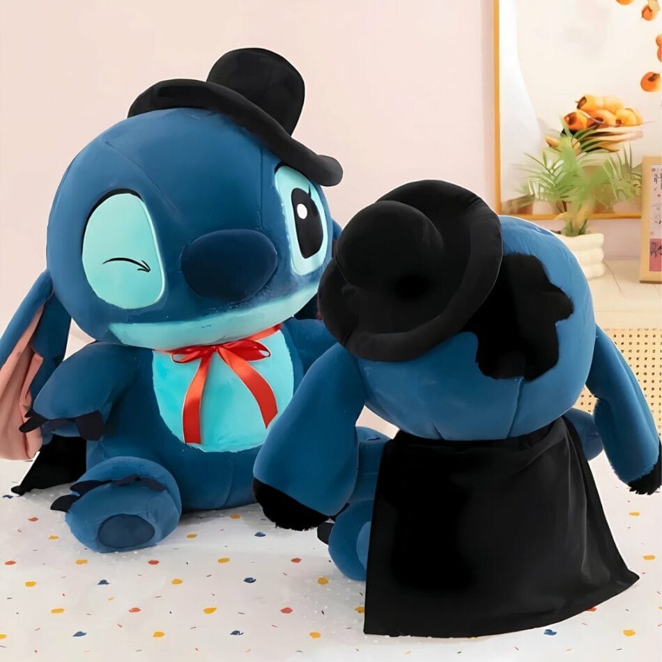 Stitch Knuffel met Zwarte Cape en Chapeau Melon met Rode Stropdas De Knuffel