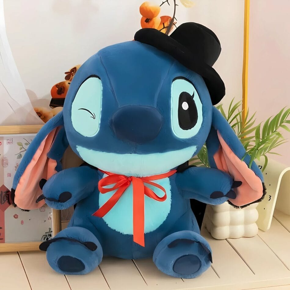 Stitch Knuffel met Zwarte Cape en Chapeau Melon met Rode Stropdas De Knuffel
