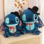 Stitch Knuffel met Zwarte Cape en Chapeau Melon met Rode Stropdas De Knuffel