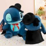 Stitch Knuffel met Zwarte Cape en Chapeau Melon met Rode Stropdas De Knuffel
