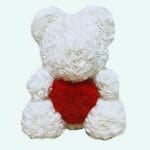 Twee Knuffelberen met Hartknuffel en Witte Rozen in Elegant Coffret De Knuffel
