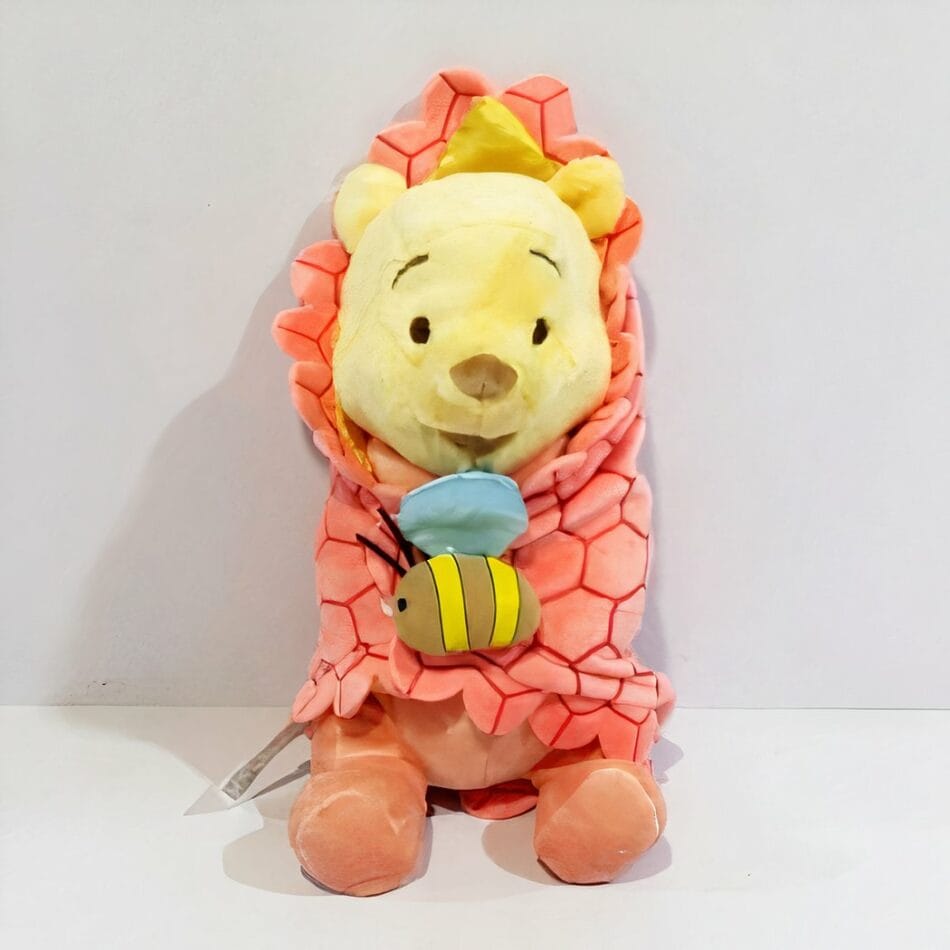 Winnie de Pooh Knuffel met Roze Deken en Jurkje De Knuffel