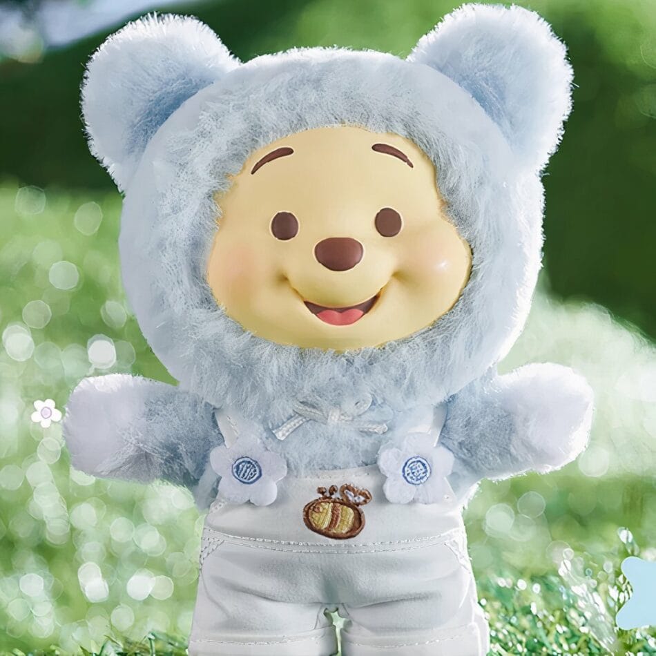 Winnie Labubu-Stijl Knuffel met Kleurrijk Kostuum De Knuffel
