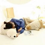 Witte Knuffelbeer Gekleed Slapend 90 cm Slaapbuddy De Knuffel