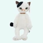 Witte Knuffelkat Zittend met Zijdeachtige Zwarte en Witte Vacht De Knuffel