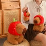 Zachte Capibara Knuffel Met Aardbeienhoed De Knuffel