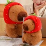 Zachte Capibara Knuffel Met Aardbeienhoed De Knuffel