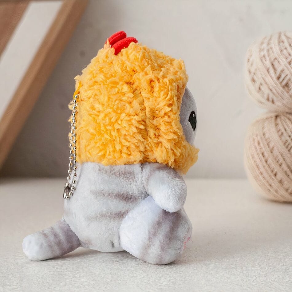 Zachte Knuffelkat Met Gele Cagoule en Hypoallergene Vezels De Knuffel