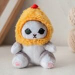 Zachte Knuffelkat Met Gele Cagoule en Hypoallergene Vezels De Knuffel