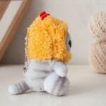 Zachte Knuffelkat Met Gele Cagoule en Hypoallergene Vezels De Knuffel