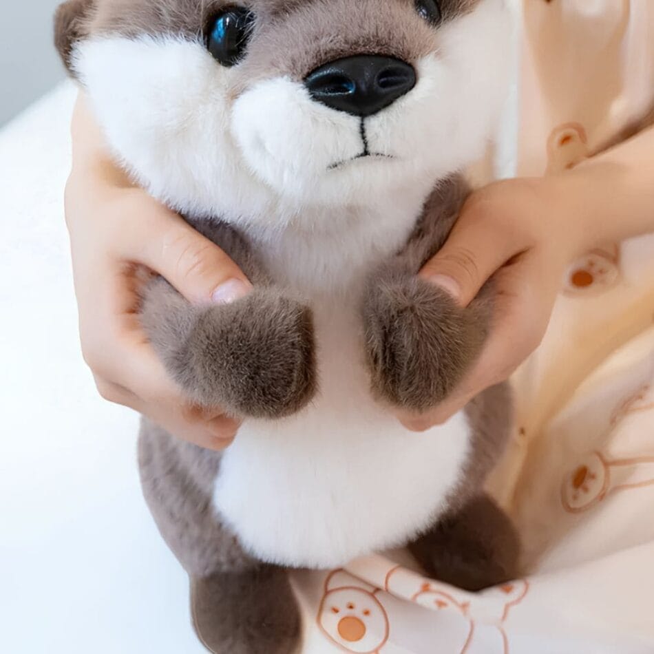 Zachte Staande Otter Knuffel Met Liefdevolle Blik De Knuffel