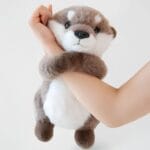 Zachte Staande Otter Knuffel Met Liefdevolle Blik De Knuffel