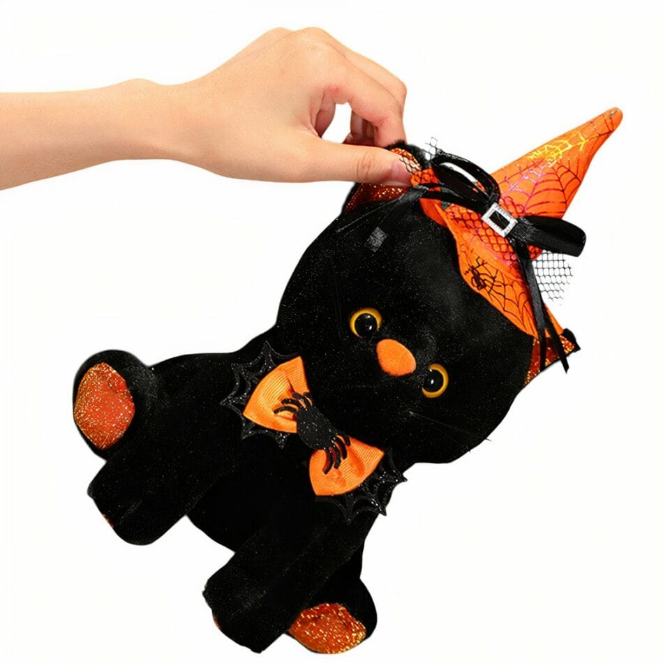 Zwarte Kat Knuffel met Halloween Kostuum Puntmuts en Spinnenwebstrik De Knuffel